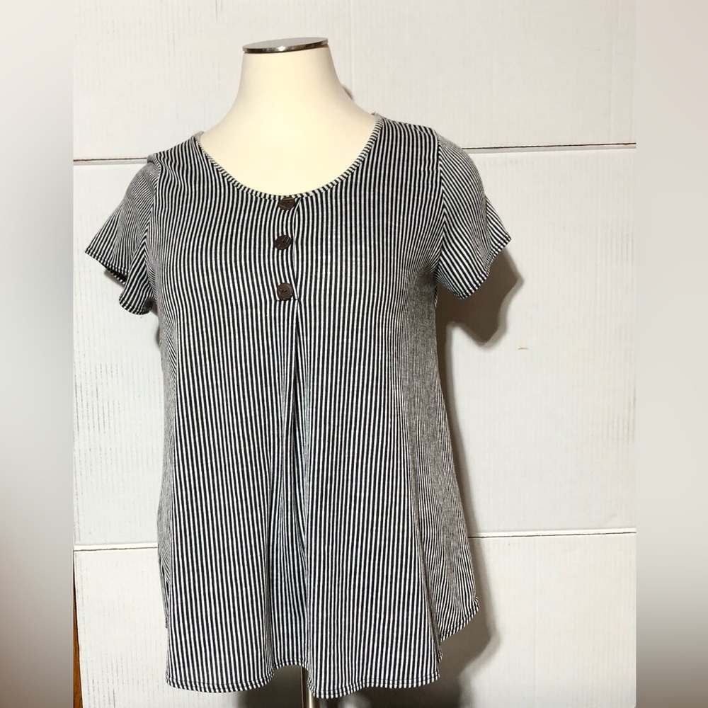 Star vixen ladies 3x black and white stripped top. 29” length and 23” p/p